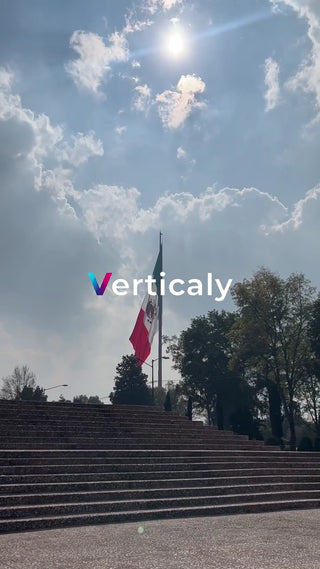 メキシコ国旗、青空の下で