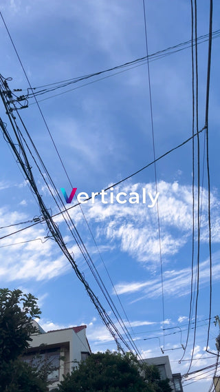 青空と電線、夏の日差し