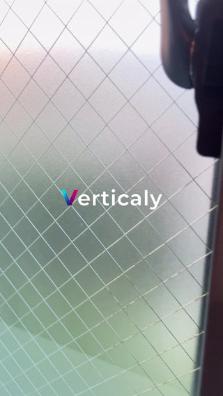 格子模様の窓、光のコントラスト