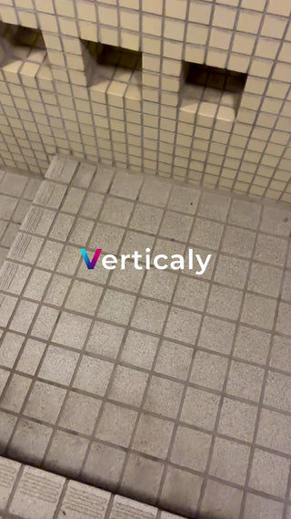 階段を降りる、都会の日常