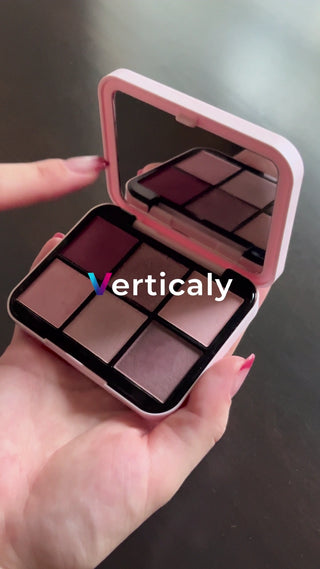 コスメパレットを開ける手元