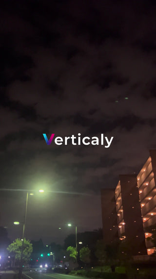 夜の街並み、ライトアップされた建物