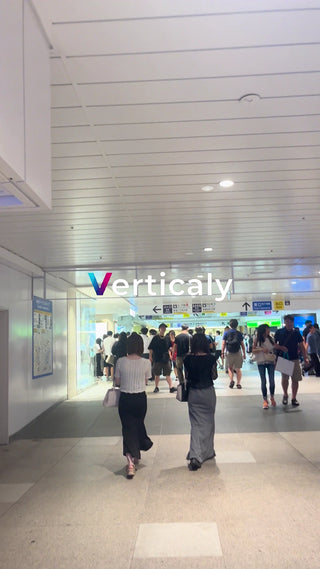 駅の構内、行き交う人々