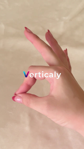 指でVサイン、赤いネイル