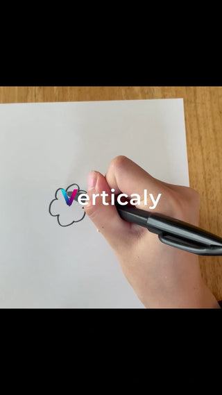 花を描く女性の手元