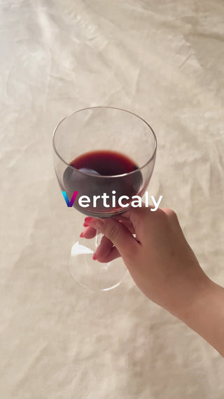 ワイングラスを持つ手