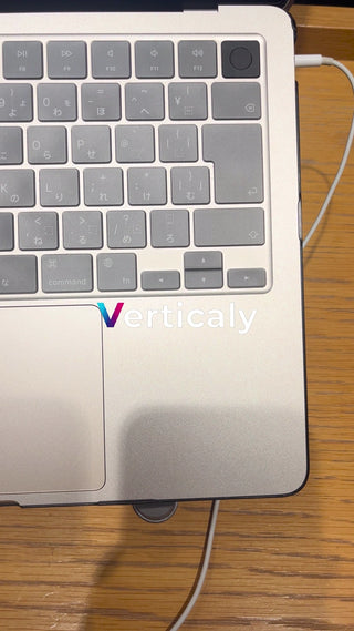 PC作業、集中する女性の手元