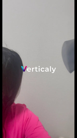 ピンクの服、髪をかきあげる