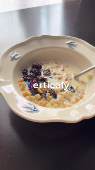 朝食、麦とレーズンとミルク