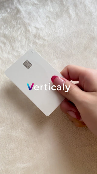 白いカードを持つ手