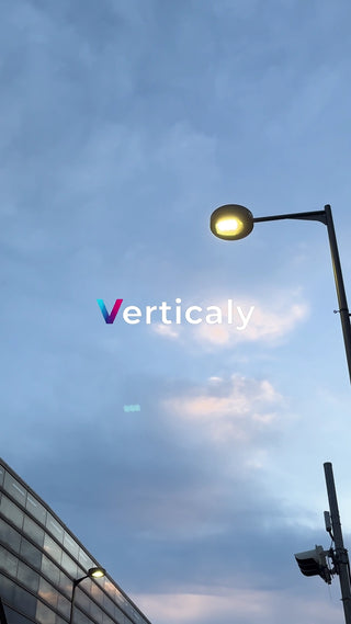 夕暮れの街灯、静寂と光