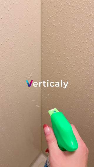 シャワーの水滴、壁に落ちる