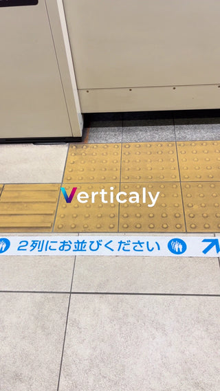 Please line up in two lines