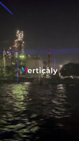 夜の港、工場の灯り