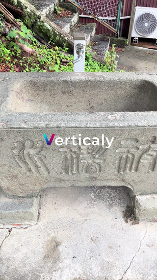 石造りの手水鉢と水栓