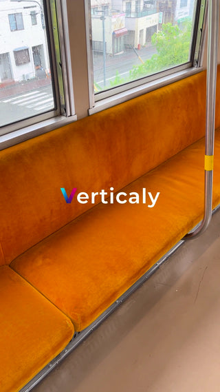 オレンジ色の電車内