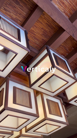 和風ライト、天井を見上げる