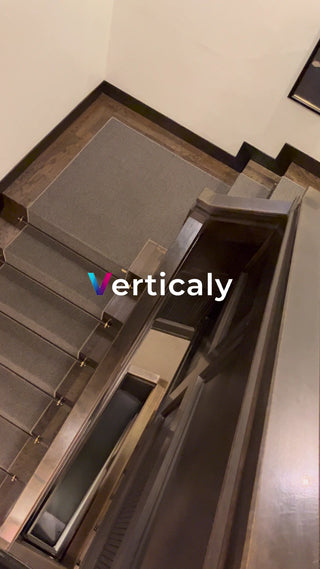 階段を上る、モダンな空間