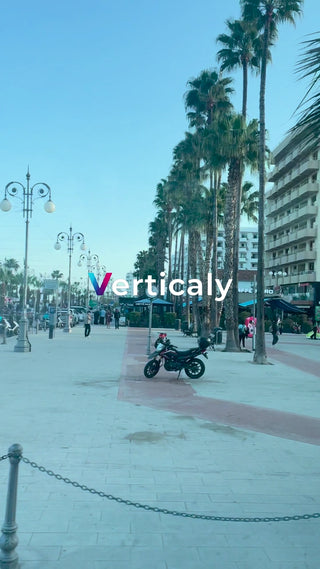 都会のカフェテラス、午後