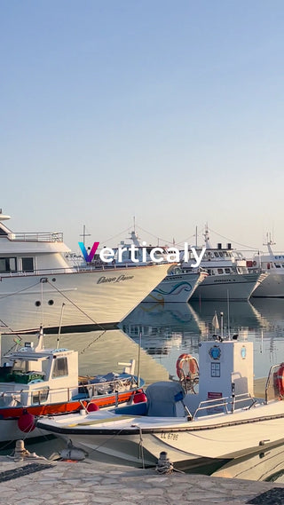 港に停泊するヨット