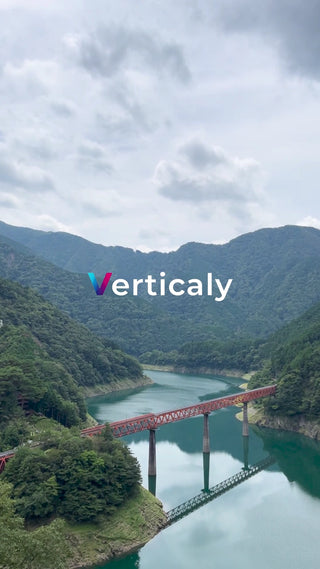 湖畔の赤い鉄橋、絶景