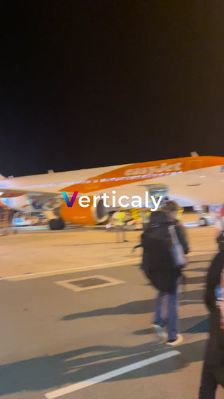 easyJetの飛行機、夜の空港