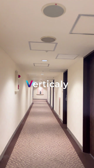 ホテル廊下、奥に光