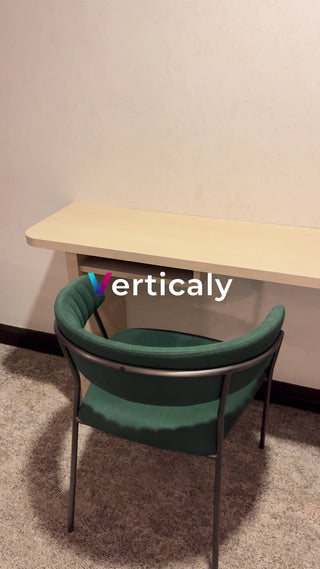 デスクとグリーンの椅子