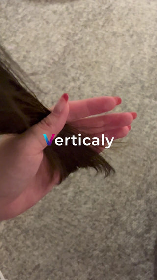 髪を触る女性の手、赤ネイル