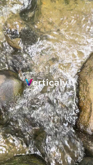 清流のせせらぎ、岩と水面