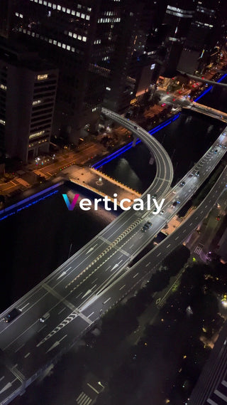 夜の高速道路、車窓からの眺め