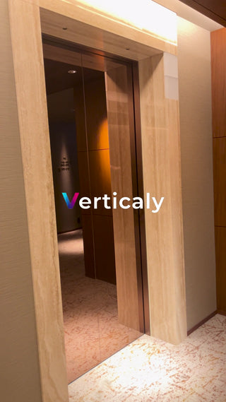 エレベーターに乗る、都会の日常