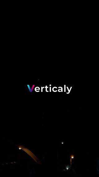 夜の街、ライトアップされた建物