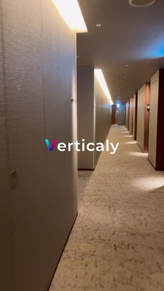 ホテルの廊下、奥へ続く