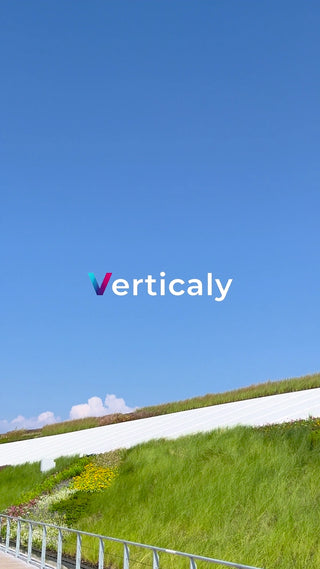 緑豊かな丘と青空