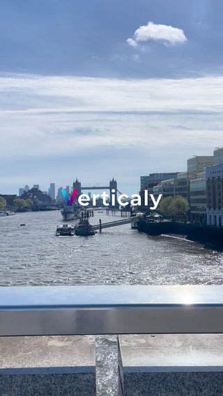 ロンドンのテムズ川、夕暮れ時