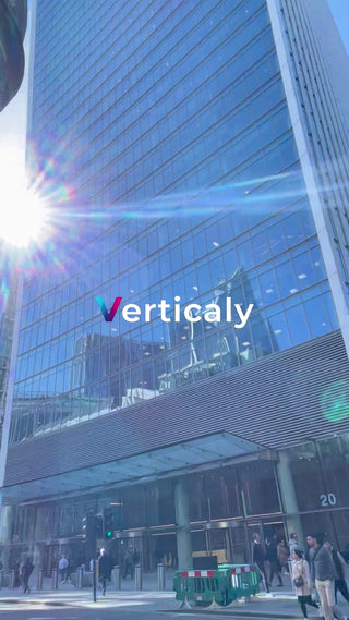 都会のビル、青空の下で