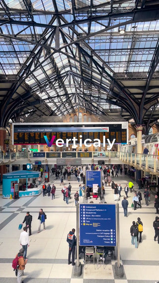 駅の賑わい、行き交う人々