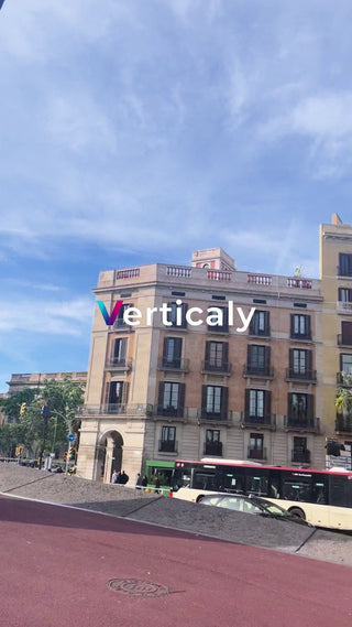 都会の街並みとバス