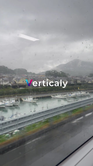 雨の日の港町風景