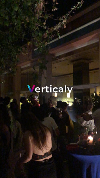 夜のパーティー、賑わう人々