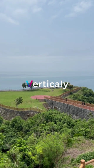 緑豊かな丘陵地帯、海を望む