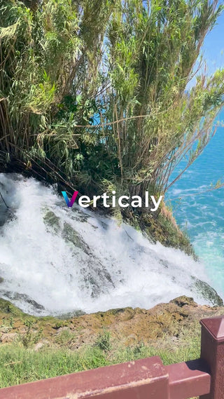 滝の流れと自然の風景