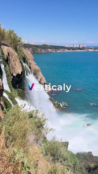 滝の流れと青い海