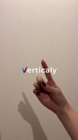 指で示す、垂直方向