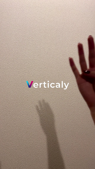 手で数を示す、壁の前