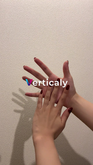 手と手の触れ合い、温もり感じる