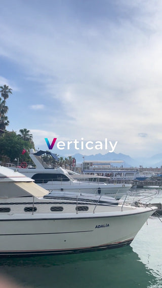 港に停泊するヨット、晴天の下