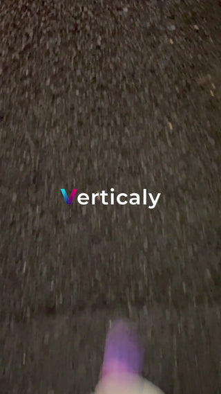 アスファルトの上、紫の何か