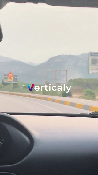 山道を走る車窓からの景色